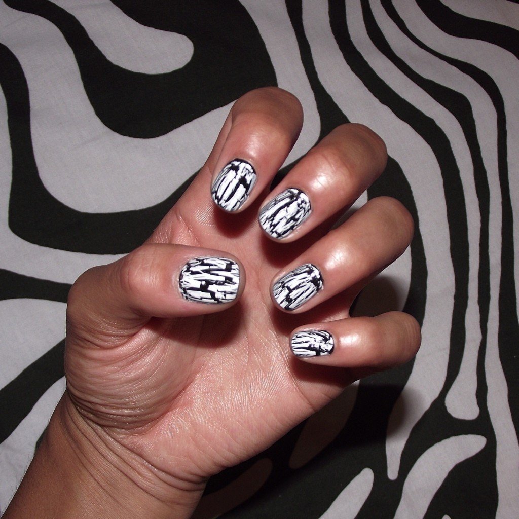 Monochrome nails