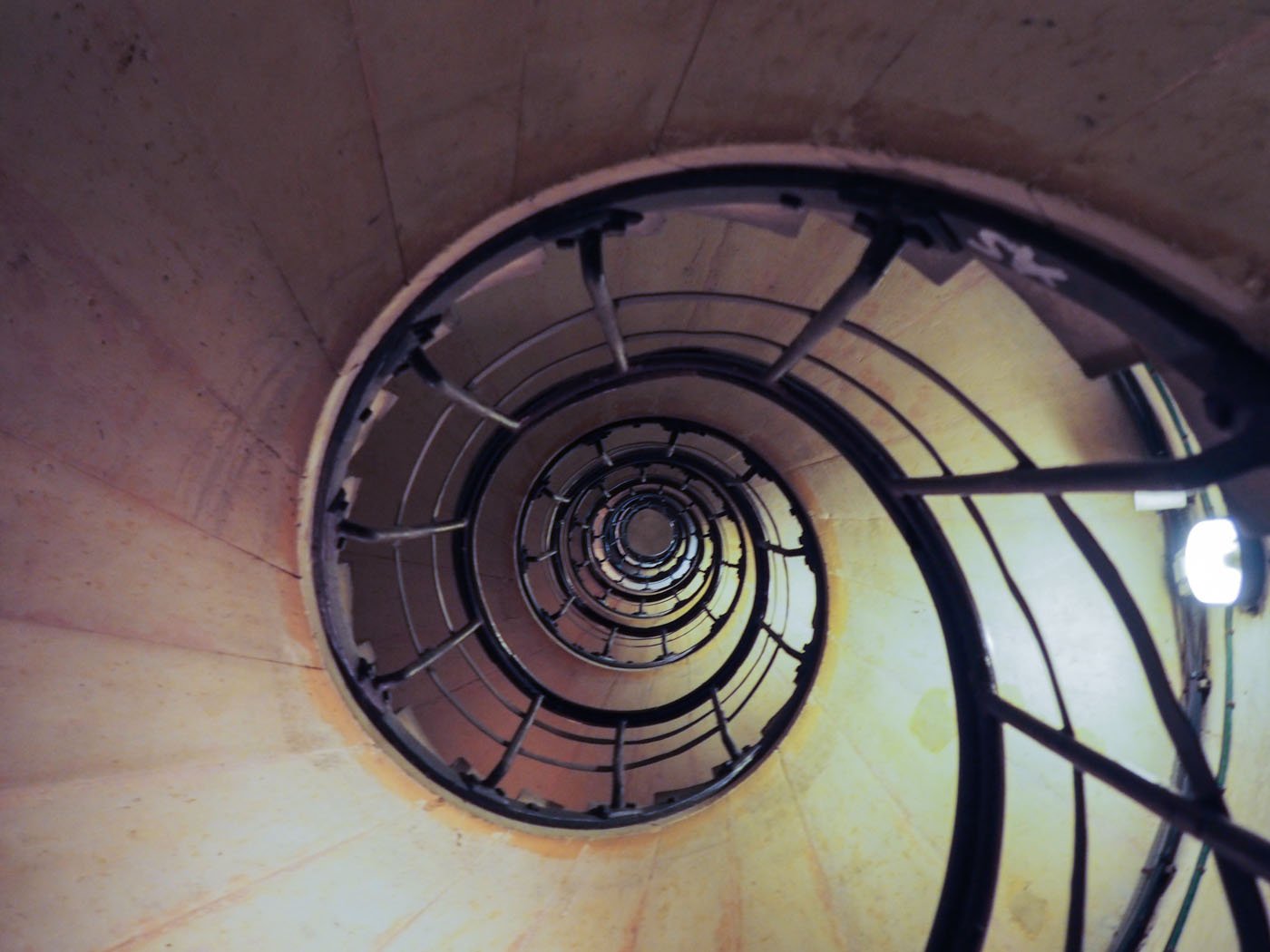 Steps up Arc de Triomphe
