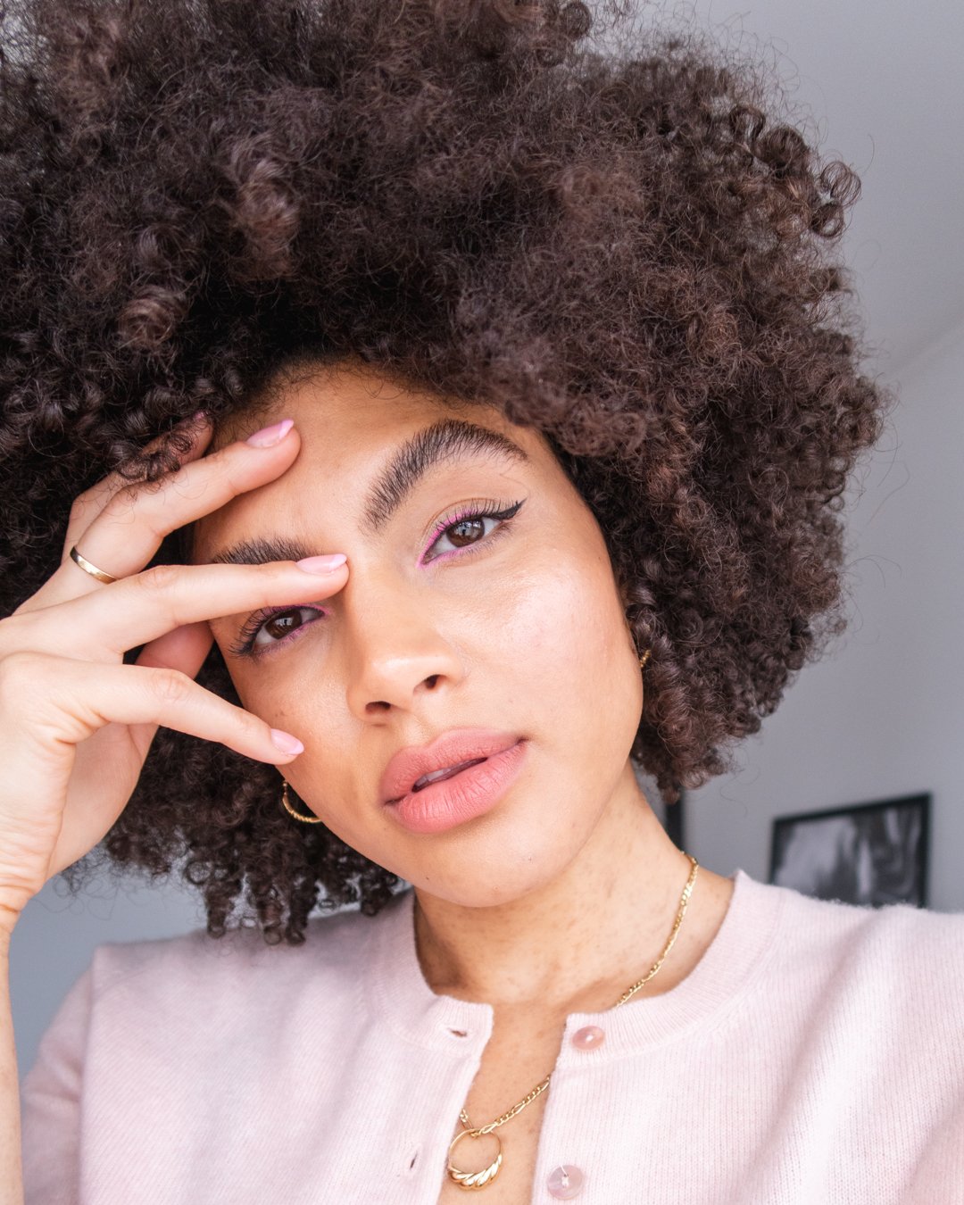 Beauty blogger subtle pink eye makeup winged look afro hair Samio