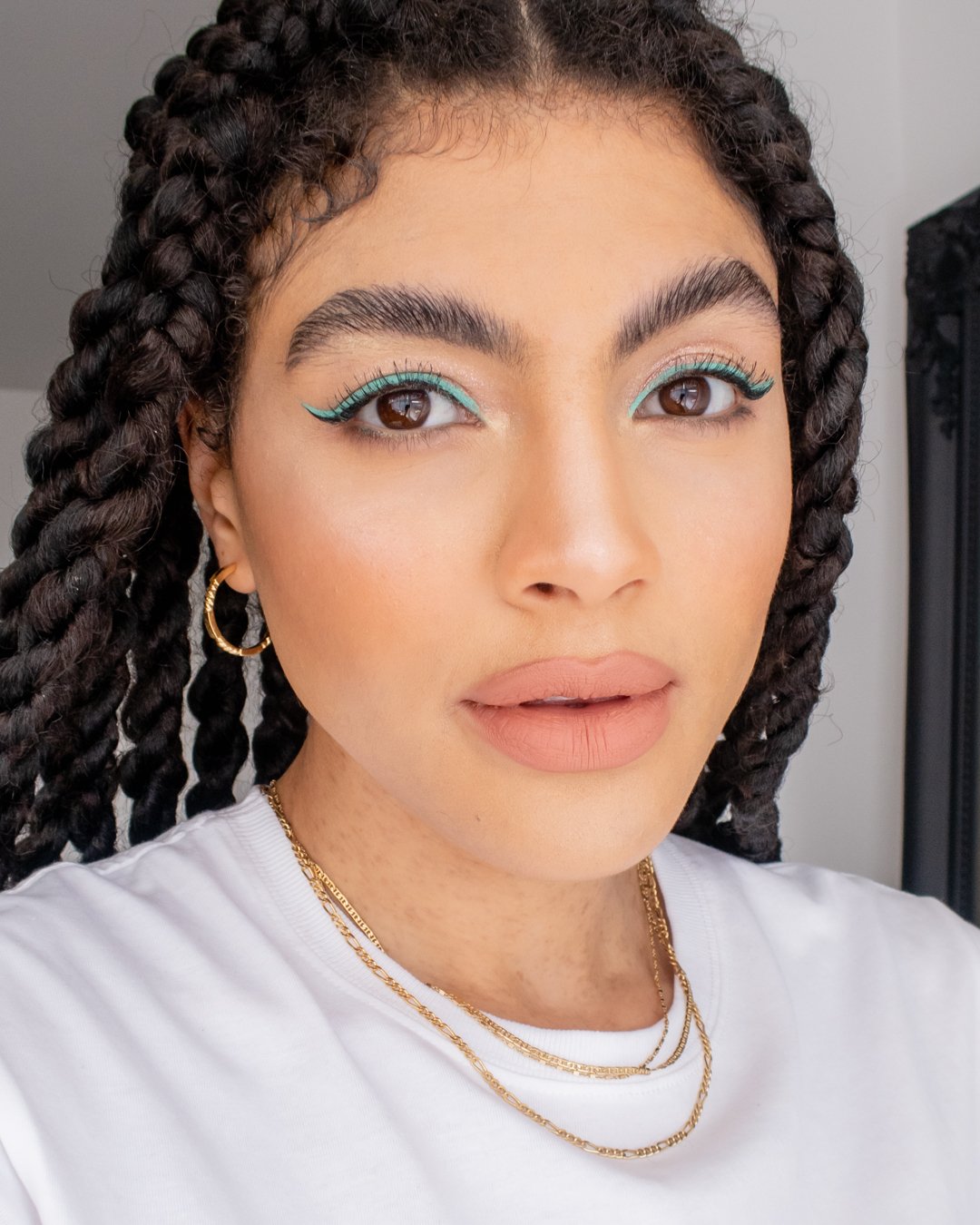 Green eyeliner Huda Beauty Matte & Metal Shadows shade Minted Fenty Beauty Unbuttoned