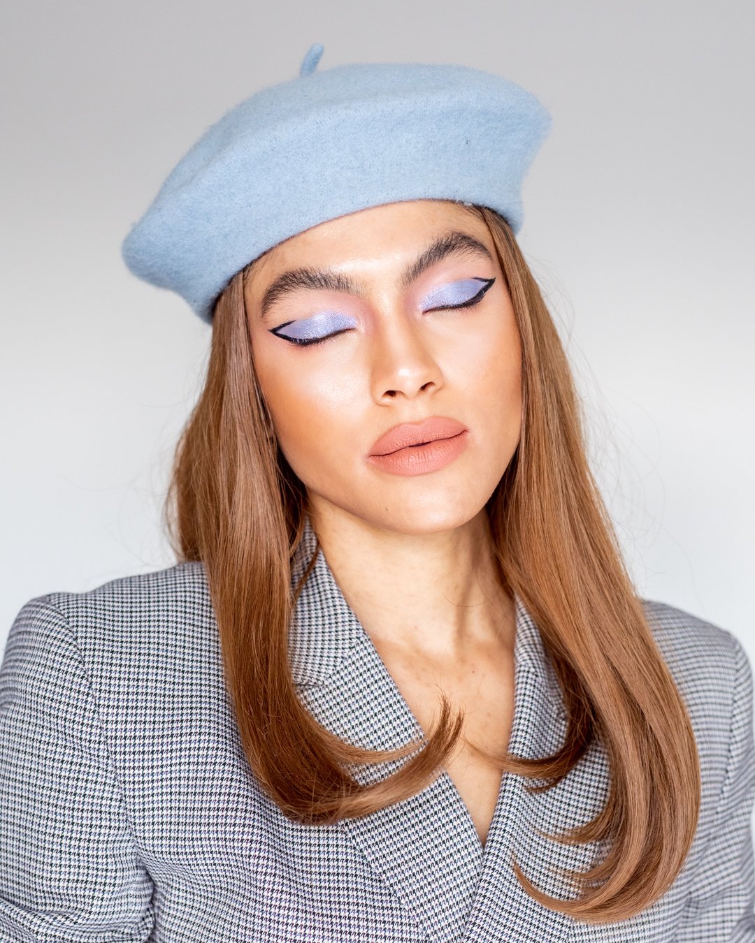 Samio 60s makeup look Stila Suede Shade, shade Something Blue graphic liner