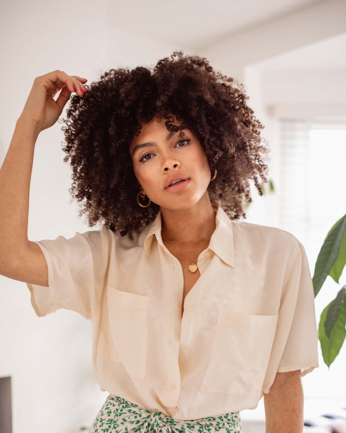 Samio green skirt beige blouse with brown afro